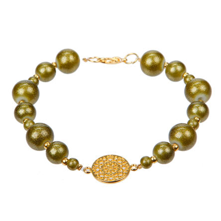 Pulsera Con Perlas Destellos Verde-Olivo Con Dije Oro